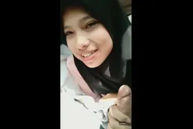 Bokep Jilbab Hitam Ngemut Kontol Gede Di Mobil